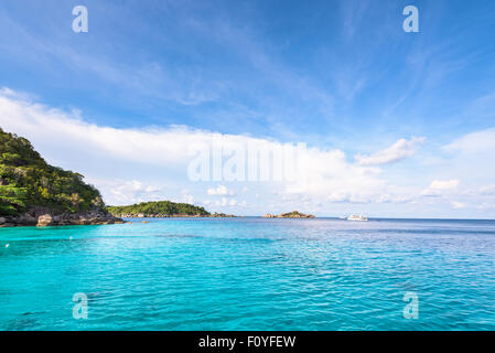 Beau paysage eau bleu clair de la mer Honeymoon Bay est un des sites célèbres pour la plongée à Ko Miang dans Mu Ko Similan Banque D'Images