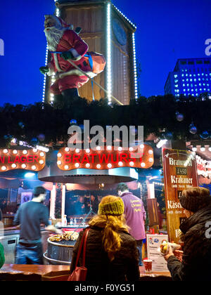 SOUTHBANK de Noël Marché de Noël allemand food illuminé de nuit Rive Sud London UK Banque D'Images