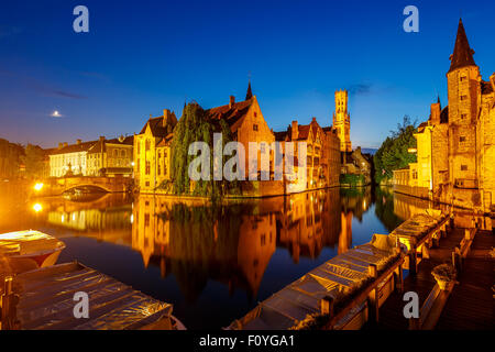 Panorama de Bruges, Rozenhoedkaai Vue de nuit à Bruges Belgique avec tour de Belfort Banque D'Images