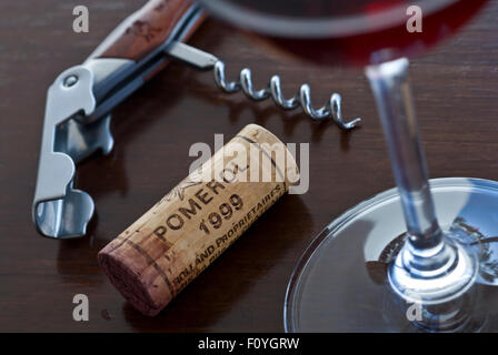 Pomerol 1999 liège et bouchon de table de dégustation de vin fin de la table de dégustation de vin rouge bordelais et 1999 liège de Pomerol Banque D'Images