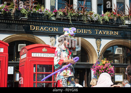 Edinburgh, Ecosse, Royaume-Uni. 23 août, 2015. Les artistes interprètes ou exécutants de divertir les foules au Edinburgh Fringe Festival Crédit : Tony Clerkson/Alamy Live News Banque D'Images