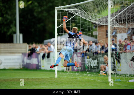 Basingstoke, en Angleterre. 23 août 2015. Charlotte Haynes dives pour arrêter un coup franc Villa pour Yeovil Mesdames dans la Super League Femmes match entre Yeovil Town FC v Mesdames Mesdames Aston Villa FC au stade de Jones. Crédit : David Partridge / Alamy Live News Banque D'Images