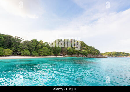 Beau front de mer bleu vert petite plage à Honeymoon Bay est un des sites célèbres pour la plongée sur Ko Miang à Koh Similan Banque D'Images