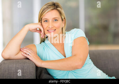 Jolie femme enceinte détente à la maison sur le canapé Banque D'Images