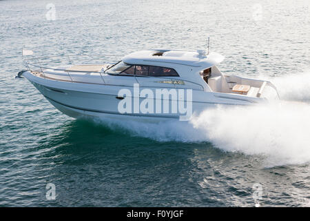 Motor Yacht élégant voile à grande vitesse sur une journée ensoleillée Banque D'Images