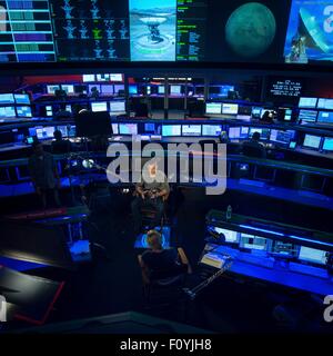 L'acteur Matt Damon se trouve au centre de contrôle de mission pour une entrevue au cours d'une visite au laboratoire de propulsion par réaction, le 18 août 2015 à Pasadena, en Californie. L'astronaute Mark Damon stars comme Watney dans le film "Le Martien" et a visité avec les scientifiques de la NASA et les ingénieurs qui ont servi de conseillers techniques sur le film. Banque D'Images