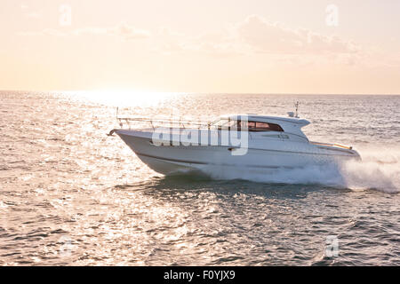 Motor Yacht plusieur bateaux dans la mer dans la lumière du soleil chaude soirée Banque D'Images