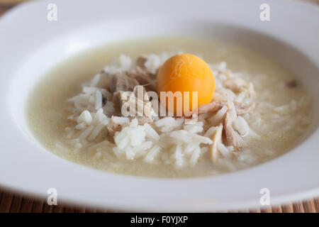 Soupe de poulet avec l'oeuf Banque D'Images