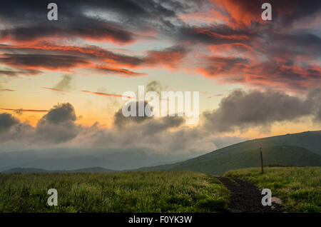 Rose d'un lever du soleil pendant les heures tôt le matin sur le Pygargue à tête ronde le long de l'Appalachian Trail Banque D'Images