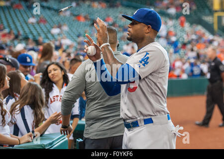 Houston, TX, USA. Août 23, 2015. Frappeur désigné des Dodgers de Los Angeles, Carl Crawford (3) capture d'un stylo pour signer des autographes avant un match entre les Astros de Houston et Les Dodgers de Los Angeles au Minute Maid Park de Houston, TX. Trask Smith/CSM/Alamy Live News Banque D'Images