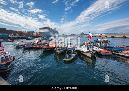 Les bateaux et les navires dans le port de Valparaiso, Chili Banque D'Images