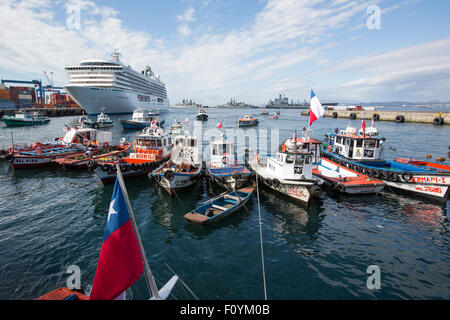 Les bateaux et les navires dans le port de Valparaiso, Chili Banque D'Images