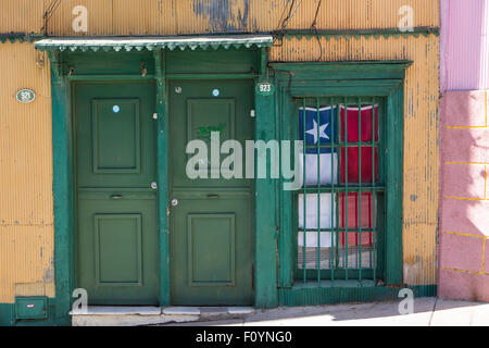 Porte Drapeau chilien et colorés, Valparaiso, Chili Banque D'Images