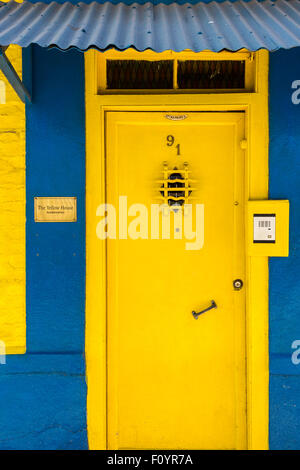 Porte colorée, Valparaiso, Chili Banque D'Images