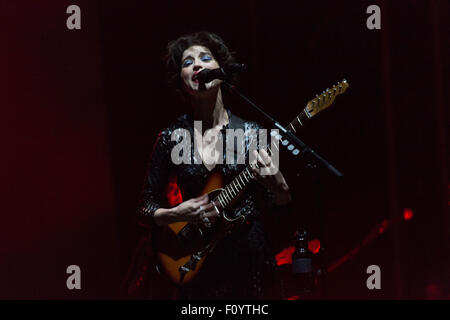 ST. VINCENT, CONCERT PRINCIPAL, GREEN MAN FESTIVAL : MULTI-INSTRUMENTISTE ST. VINCENT fait la une sur la scène de montagne au festival de musique Green Man dans les montagnes Brecon Beacons, Glanusk Park, pays de Galles, Royaume-Uni, 23 août 2015. Crédit : Rob Watkins. INFO:. Vincent, née Annie Clark, est une musicienne primée aux Grammy Awards connue pour son mélange de genres sonores, son travail innovant de guitare et son esthétique visuelle saisissante. Sa musique couvre les styles art rock, pop et électronique, ce qui en fait une figure distinctive et influente de la musique contemporaine. Banque D'Images