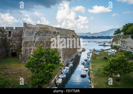 Ancienne forteresse byzantine sur l'île grecque de Corfou un jour nuageux. Corfou, Grèce. Banque D'Images