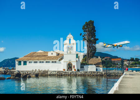 Kerkyra, Greece-June, 20 : Vue de Vlachernes monastère près de petite île de Pontikonisi, Kanoni, Corfou, Grèce. Banque D'Images