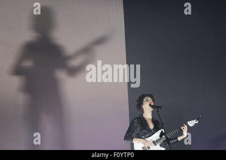 ST. VINCENT, CONCERT PRINCIPAL, GREEN MAN FESTIVAL : MULTI-INSTRUMENTISTE ST. VINCENT fait la une sur la scène de montagne au festival de musique Green Man dans les montagnes Brecon Beacons, Glanusk Park, pays de Galles, Royaume-Uni, 23 août 2015. Crédit : Rob Watkins. INFO:. Vincent, née Annie Clark, est une musicienne primée aux Grammy Awards connue pour son mélange de genres sonores, son travail innovant de guitare et son esthétique visuelle saisissante. Sa musique couvre les styles art rock, pop et électronique, ce qui en fait une figure distinctive et influente de la musique contemporaine. Banque D'Images