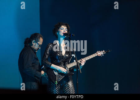 ST. VINCENT, CONCERT PRINCIPAL, GREEN MAN FESTIVAL : MULTI-INSTRUMENTISTE ST. VINCENT fait la une sur la scène de montagne au festival de musique Green Man dans les montagnes Brecon Beacons, Glanusk Park, pays de Galles, Royaume-Uni, 23 août 2015. Crédit : Rob Watkins. INFO:. Vincent, née Annie Clark, est une musicienne primée aux Grammy Awards connue pour son mélange de genres sonores, son travail innovant de guitare et son esthétique visuelle saisissante. Sa musique couvre les styles art rock, pop et électronique, ce qui en fait une figure distinctive et influente de la musique contemporaine. Banque D'Images