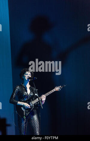 ST. VINCENT, CONCERT PRINCIPAL, GREEN MAN FESTIVAL : MULTI-INSTRUMENTISTE ST. VINCENT fait la une sur la scène de montagne au festival de musique Green Man dans les montagnes Brecon Beacons, Glanusk Park, pays de Galles, Royaume-Uni, 23 août 2015. Crédit : Rob Watkins. INFO:. Vincent, née Annie Clark, est une musicienne primée aux Grammy Awards connue pour son mélange de genres sonores, son travail innovant de guitare et son esthétique visuelle saisissante. Sa musique couvre les styles art rock, pop et électronique, ce qui en fait une figure distinctive et influente de la musique contemporaine. Banque D'Images