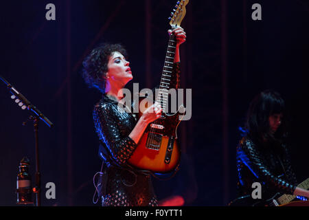 ST. VINCENT, CONCERT PRINCIPAL, GREEN MAN FESTIVAL : MULTI-INSTRUMENTISTE ST. VINCENT fait la une sur la scène de montagne au festival de musique Green Man dans les montagnes Brecon Beacons, Glanusk Park, pays de Galles, Royaume-Uni, 23 août 2015. Crédit : Rob Watkins. INFO:. Vincent, née Annie Clark, est une musicienne primée aux Grammy Awards connue pour son mélange de genres sonores, son travail innovant de guitare et son esthétique visuelle saisissante. Sa musique couvre les styles art rock, pop et électronique, ce qui en fait une figure distinctive et influente de la musique contemporaine. Banque D'Images