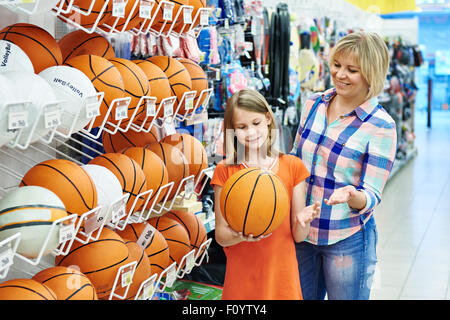 Mère et fille shopping basket-ball ball dans le sport shop Banque D'Images