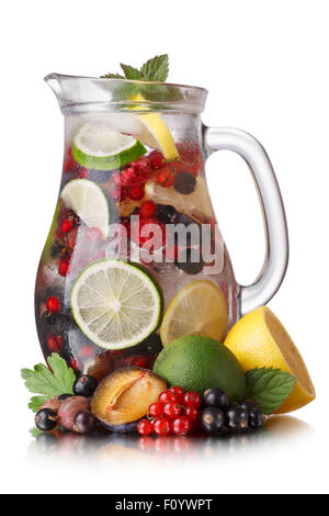 Berry sangria sur un pichet de verre avec des fruits sur le premier plan. Grande profondeur de champ Banque D'Images