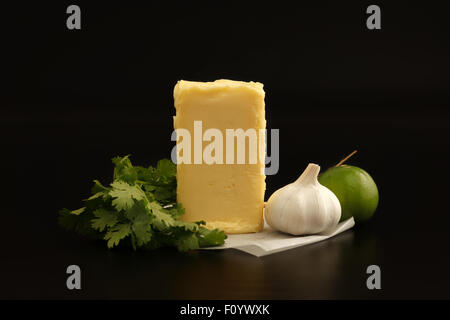 Beurre composé d'herbes ail coriandre ingrédients frais citron savoureux alimentaire italienne maison Banque D'Images