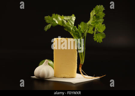 Beurre composé d'herbes ail coriandre ingrédients frais citron savoureux alimentaire italienne maison Banque D'Images