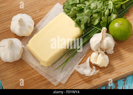 Beurre composé d'herbes ail coriandre ingrédients frais citron oignon vert savoureux alimentaire italienne maison Banque D'Images