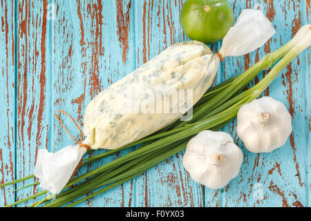 Beurre composé d'herbes ail coriandre ingrédients frais citron oignon vert savoureux alimentaire italienne maison Banque D'Images