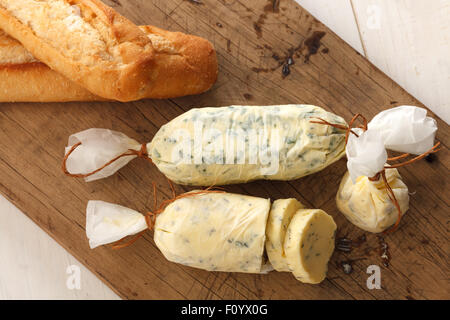 Pain à l'ail beurre composé de romarin thym baguette herbes origan coriandre haché frais nourriture italienne maison savoureux en-cas Banque D'Images