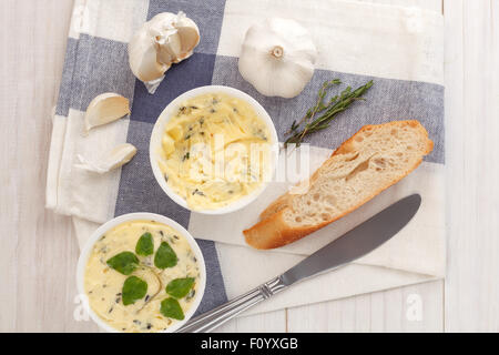 Pain à l'ail beurre composé de romarin thym baguette herbes origan coriandre haché frais nourriture italienne maison savoureux en-cas Banque D'Images