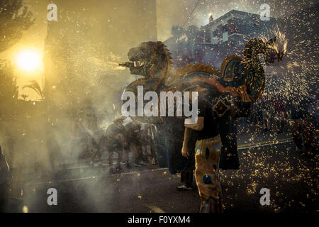 Sitges, Catalogne, Espagne. Août 23, 2015. Le "Dragon (RAC) de Sitges', un symbole folklorique, déclenche son artifice parmi la foule des spectateurs de la "Festa Major de Sitges' Credit : Matthias Rickenbach/ZUMA/Alamy Fil Live News Banque D'Images