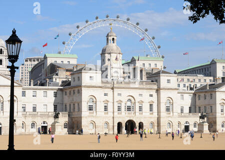 London, UK, 21/08/2015, l'ensoleillement sur la cavalerie ménages Musée sur Horse Guards Parade face à St James Park. Banque D'Images