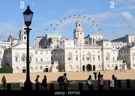 London, UK, 21/08/2015, l'ensoleillement sur la cavalerie ménages Musée sur Horse Guards Parade face à St James Park. Banque D'Images