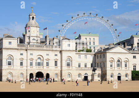 London, UK, 21/08/2015, l'ensoleillement sur la cavalerie ménages Musée sur Horse Guards Parade face à St James Park. Banque D'Images