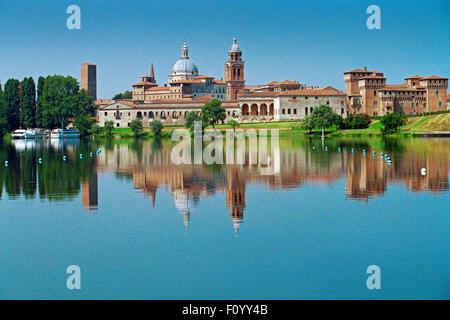 L'Italie, Lombardie, Mantova Vieille Ville Skyline de Lago Inferiore Banque D'Images