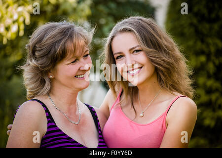 Portrait of mature mère avec sa fille adolescente dans la nature en plein air Banque D'Images