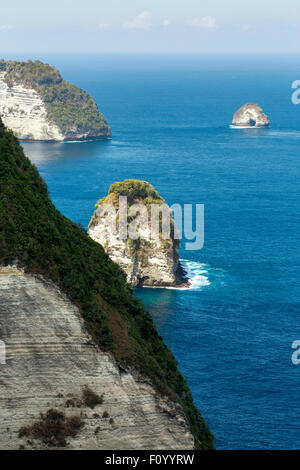 Plage de rêve sur la côte au Bali, Manta Point célèbre lieu de plongée, Nusa Penida avec ciel bleu Banque D'Images