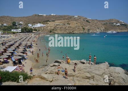 Les baigneurs sur la plage de Super Paradise, Mykonos, Cyclades, Grèce Banque D'Images