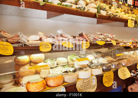 Ricatino avec fromage et charcuterie salaisons, Pienza, Val d'Orcia, Toscane, Province de Sienne, Italie Banque D'Images