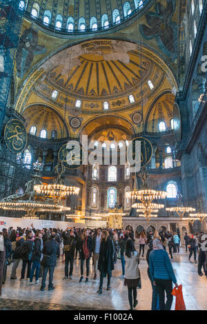 Zone principale de l'Hagia Sophia, Ayasofya, intérieur, UNESCO World Heritage Site, côté européen, Istanbul, Turquie Banque D'Images