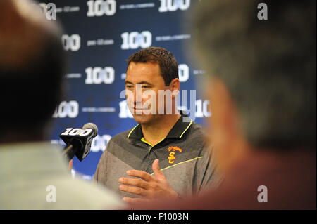 Burbank, CA. 30 juillet, 2015. L'USC Trojans l'entraîneur-chef Steve Sarkisian participe chaque année à la CIP-12 Journée des médias, à la Warner Bros studios de cinéma, dans la ville de Burbank, en Californie le 30 juillet 2015. (Photographe complète absolue & Company Crédit : Jose Marin/MarinMedia.org/Cal Sport Media Network Television (veuillez contacter votre représentant des ventes pour l'utilisation de la télévision. © csm/Alamy Live News Banque D'Images