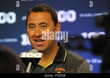 Burbank, CA. 30 juillet, 2015. L'USC Trojans l'entraîneur-chef Steve Sarkisian participe chaque année à la CIP-12 Journée des médias, à la Warner Bros studios de cinéma, dans la ville de Burbank, en Californie le 30 juillet 2015. (Photographe complète absolue & Company Crédit : Jose Marin/MarinMedia.org/Cal Sport Media Network Television (veuillez contacter votre représentant des ventes pour l'utilisation de la télévision. © csm/Alamy Live News Banque D'Images