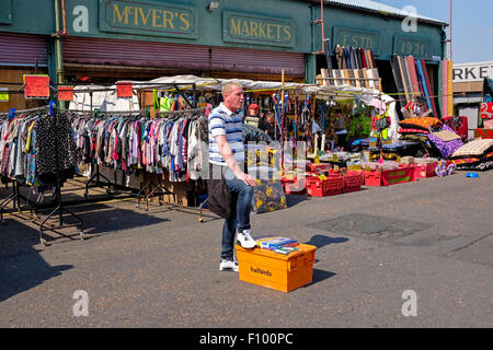 Man selling cigarettes bon marché à partir d'un fort dans la rue, dans le célèbre marché de l'occasion, les Barras, Glasgow, Écosse, Royaume-Uni Banque D'Images