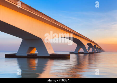 Le Pont de Zélande (Zeelandbrug) dans la province néerlandaise de Zélande, photographié au lever du soleil. Au moment de la construction de la 6 Banque D'Images