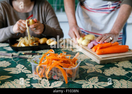 WOMAN IN KITCHEN Banque D'Images