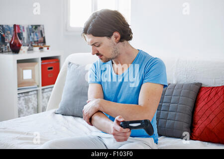 Homme avec coude douloureux Banque D'Images