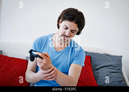 Homme avec poignet douloureux Banque D'Images